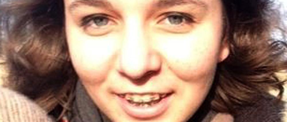 Die Polizei sucht am 21.01.2016 in Essen (Nordrhein-Westfalen) mit einem Foto nach der 15-jährigen Aylin Hamm. Unter rätselhaften Umständen ist in Essen eine 15-jährige Schülerin spurlos verschwunden. 