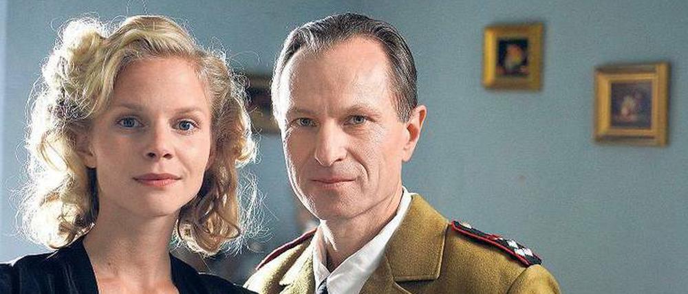 Inszenierte Doku. Ida Timmer (Sinja Dieks) und Otto Eichhorn (Konstantin Thein) feiern Hochzeit kurz vor Kriegsende.