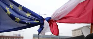 Demonstration in Warschau gegen die umstrittenen Reformen der polnischen Regierung zur Einschränkung demokratischer Grundrechte.