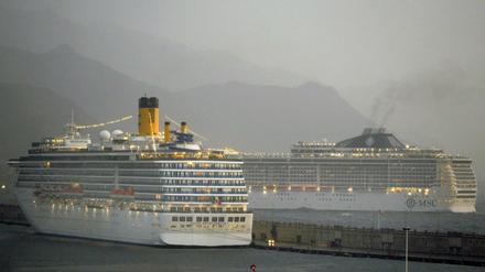Die "MSC Fantasia" (hier rechts im Dezember 2013 im Hafen von Teneriffa) hat 4000 Menschen an Bord.