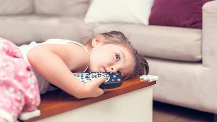 Faszinierend und zum Wegträumen. Fernsehen hat auf kleine Kinder seinen Reiz – doch wie kann der richtige Umgang gelingen? 