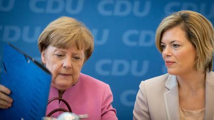 Bundeskanzlerin Angela Merkel (l, CDU) und die Parteivorsitzende der CDU Rheinland-Pfalz, Julia Klöckner, nehmen am 18.01.2016 in Berlin in der CDU-Parteizentrale an der Sitzung des CDU-Parteivorstands teil. 