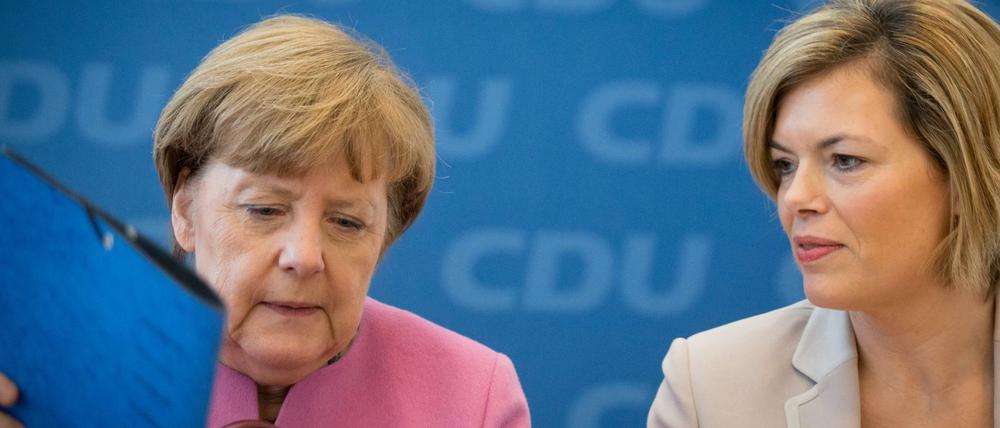Bundeskanzlerin Angela Merkel (l, CDU) und die Parteivorsitzende der CDU Rheinland-Pfalz, Julia Klöckner, nehmen am 18.01.2016 in Berlin in der CDU-Parteizentrale an der Sitzung des CDU-Parteivorstands teil.
