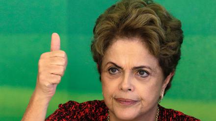Nach oben geht es in Brasilien vorerst nicht. Das Land rechnet auch 2016 mit Rezession. Präsidentin Dilma Rousseff ist derweil in den größten politischen Skandal der Landesgeschichte verwickelt.