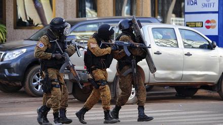 Sicherheitskräfte in Burkina Faso im Einsatz gegen eine Gruppe von Al Kaida, die in der Hauptstadt Ouagadougou ein Hotel angegriffen hat. 