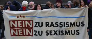 Demonstranten verschiedener linker Gruppen demonstrieren am 6. Januar in Köln vor dem Hauptbahnhof gegen Rassismus und Sexismus.