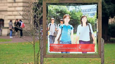 Internationalität schmückt. Aber Studierendenvertreter und ausländische Studierende beklagen immer wieder undurchsichtige Abläufe bei der Zeugnisprüfstelle Uni-Assist. Das Foto zeigt ein Plakat auf dem Campus der Hochschule Anhalt in Köthen.