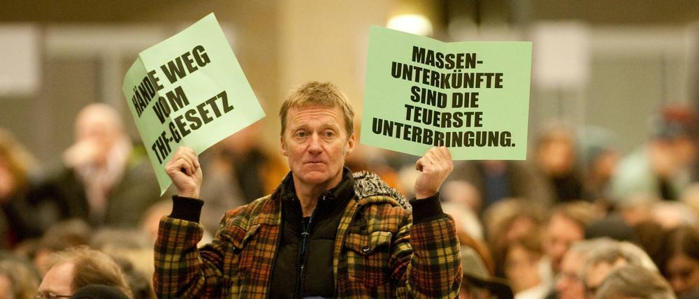 Hände weg vom Tempelhof-Gesetz. Die meisten Teilnehmer der Bürgerversammlung machen gegen die Bebauungspläne des Senats Stimmung.