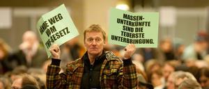 Hände weg vom Tempelhof-Gesetz. Die meisten Teilnehmer der Bürgerversammlung machen gegen die Bebauungspläne des Senats Stimmung.