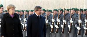 Bundeskanzlerin Angela Merkel hat vor dem Bundeskanzleramt den Ministerpräsidenten der Türkei, Ahmet Davutoglu, zu den ersten deutsch-türkischen Regierungskonsultationen empfangen.