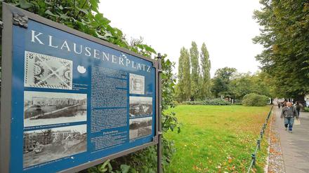 Der Spaziergang führt unter anderem zum Klausenerplatz gegenüber dem Schloss Charlottenburg.