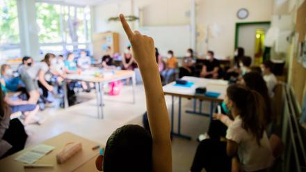 Ein Schüler meldet sich in einer gemischten Klasse der Stufen 4-6 an der Fritz-Karsen-Schule im Berliner Ortsteil Britz. Für die letzten zwei Wochen vor den Sommerferien gibt es in der Hauptstadt noch einmal Präsenzunterricht mit allen Schülerinnen und Schülern. +++ dpa-Bildfunk +++