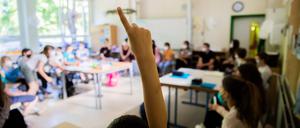 Ein Schüler meldet sich in einer gemischten Klasse der Stufen 4-6 an der Fritz-Karsen-Schule im Berliner Ortsteil Britz. Für die letzten zwei Wochen vor den Sommerferien gibt es in der Hauptstadt noch einmal Präsenzunterricht mit allen Schülerinnen und Schülern. +++ dpa-Bildfunk +++