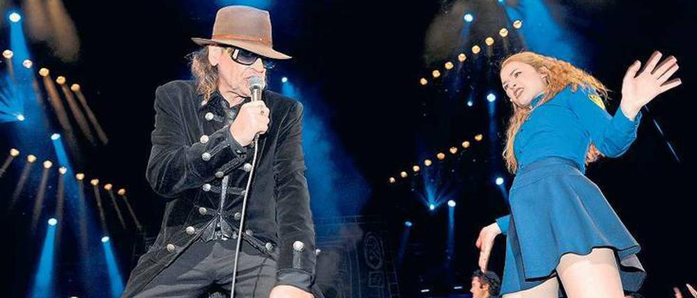 Ausgesungen. Das Musical „Hinterm Horizont“ lockte in den vergangenen Monaten deutlich weniger Besucher an. Es fehle eine Alternative, die für Berlin passe, heißt es von der Stage Entertainment. Das Foto zeigt Udo Lindenberg bei seinem Auftritt nach der Premiere des Stücks Anfang 2001, gemeinsam mit Jessy-Darstellerin Josephin Busch.