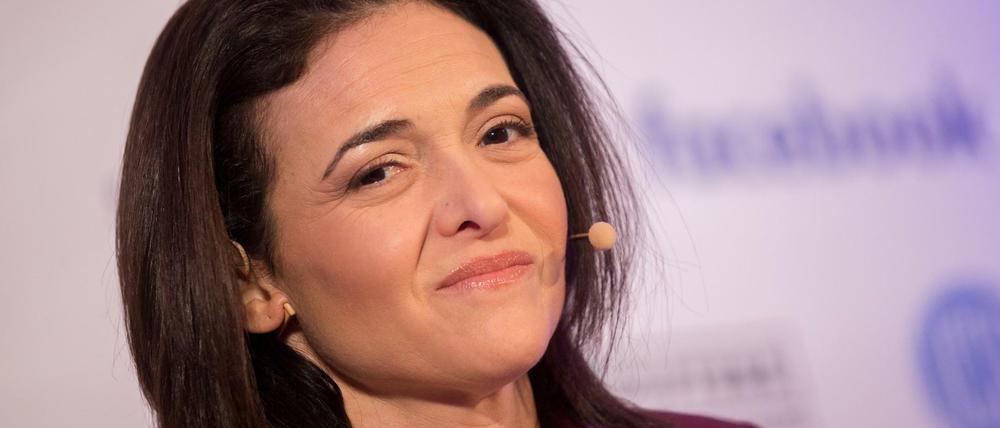 "Facebook ist kein Ort für Hass und Intoleranz", sagt Facebook-Chefin Sheryl Sandberg am Montag in Berlin. Die Praxis sieht leider anders aus.
