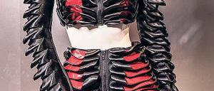 Angeschnallt. Anika Dierkers Kostüm aus Sicherheitsgurten ist bis Donnerstag Unter den Linden zu sehen. 