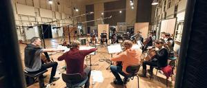 Glorreiches Dutzend. Die Musiker beim Einspielen in Lichterfelde.