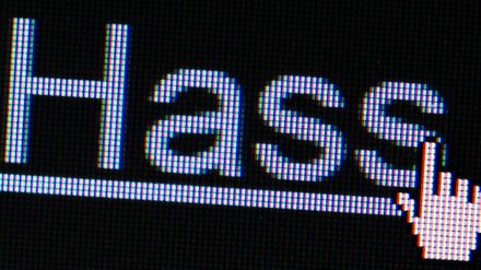 Der Hashtag #Hass ist auf einem Bildschirm zu sehen (Symbolfoto). 