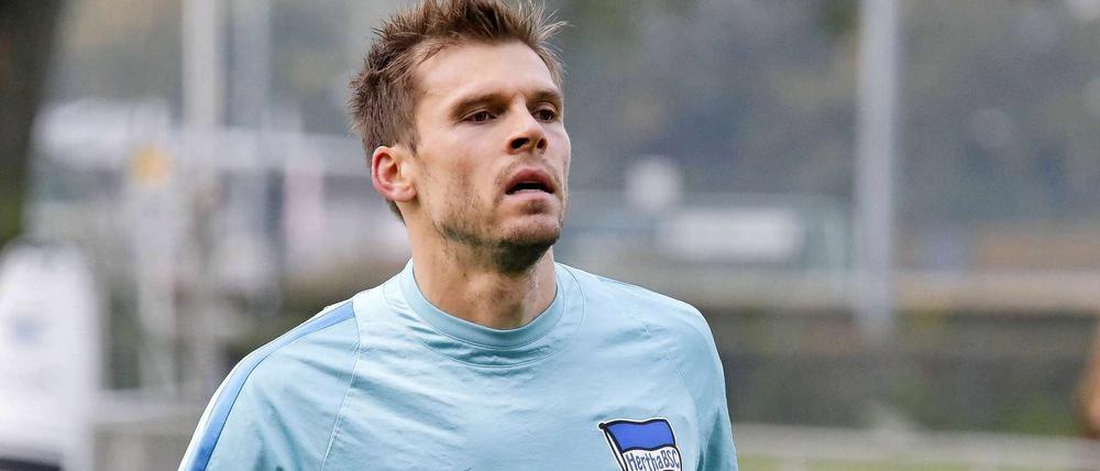 Auf dem Weg zurück ins Tor: Hertha-Keeper Rune Jarstein.