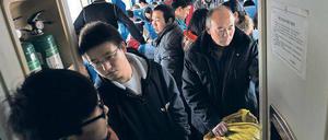 Mobilität wird immer wichtiger in China, die Bahn transportierte 2015 rund zehn Prozent mehr Leute als im Jahr zuvor. Foto: G. Baker/ AFP