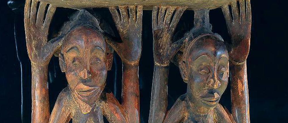 Karyatiden-Hocker des Buli-Volkes.
