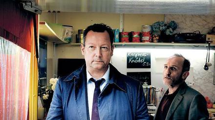 Nun nehmen Sie mich doch endlich fest!  Baumann (Karl Markovics, rechts) will Kommissar von Meuffels (Matthias Brandt) von seiner Schuld überzeugen.