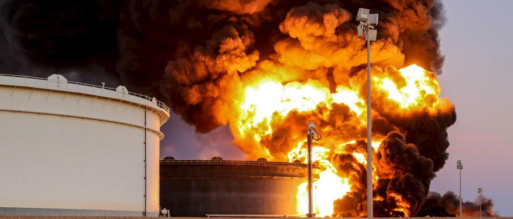 Dschihadisten des "Islamischen Staats" (IS) haben einen Öltank im Hafen von Es Sider in Libyen angegriffen. 