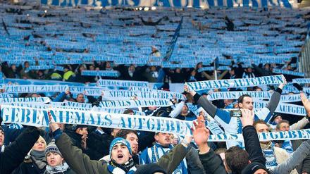 Für immer blau. Nur der harte Kern kommt ins Stadion, viele Plätze bleiben frei. Doch jenseits der Ringbahn, in der hipsterfreien Zone, ist noch immer Hertha-Land. Foto: imago