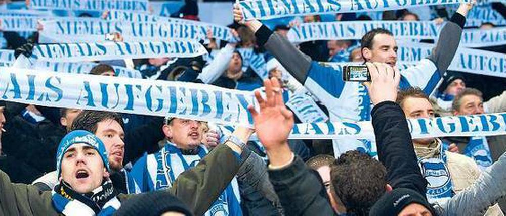 Für immer blau. Nur der harte Kern kommt ins Stadion, viele Plätze bleiben frei. Doch jenseits der Ringbahn, in der hipsterfreien Zone, ist noch immer Hertha-Land. Foto: imago