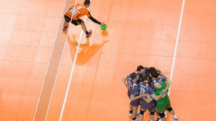 Unglücklicher ging es kaum. Paul Lotman von den Volleys fischt nach dem Ball, Belgograd feiert.
