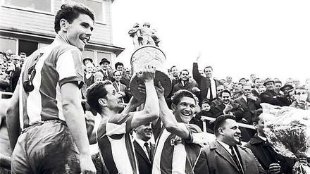 FDGB-Pokal-Sieger 1. FC Union Berlin 1968 mit Pokal nach dem 2:1-Finalsieg gegen Jena.