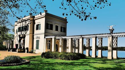 Vorbildlich integriert. Das von Schinkel erbaute Casino in Lennés Grünanlage im Park Glienicke.