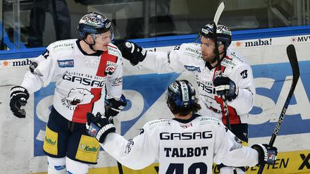 Wir rücken zusammen. Die Eisbären am Sonntag in Mannheim, nach dem Tor zum 2:3-Endstand durch Laurin Braun (links).