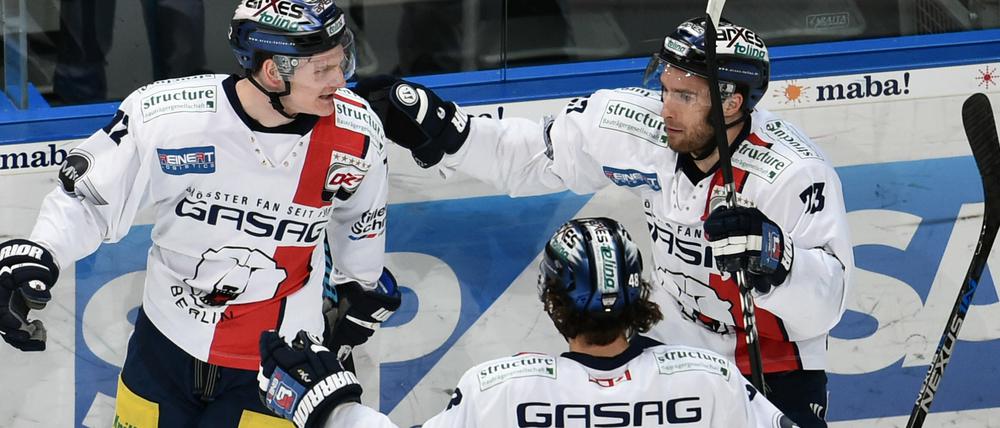 Wir rücken zusammen. Die Eisbären am Sonntag in Mannheim, nach dem Tor zum 2:3-Endstand durch Laurin Braun (links).