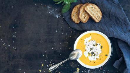 Kürbiscremesuppe mit Biss: Kürbiskerne und Toast