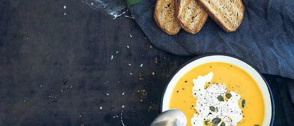 Kürbiscremesuppe mit Biss: Kürbiskerne und Toast
