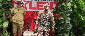 Gefiederter Ex-Freund. Am Donnerstagabend stellte David Ortega drei Songs tänzerisch dar, während er mit Schleim und Federn überkübelt wurde. Kann man abschalten.