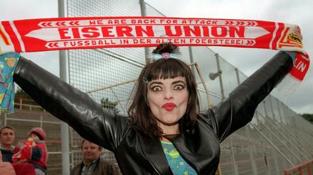 Nina Hagen singt die Hymne des 1. FC Union.