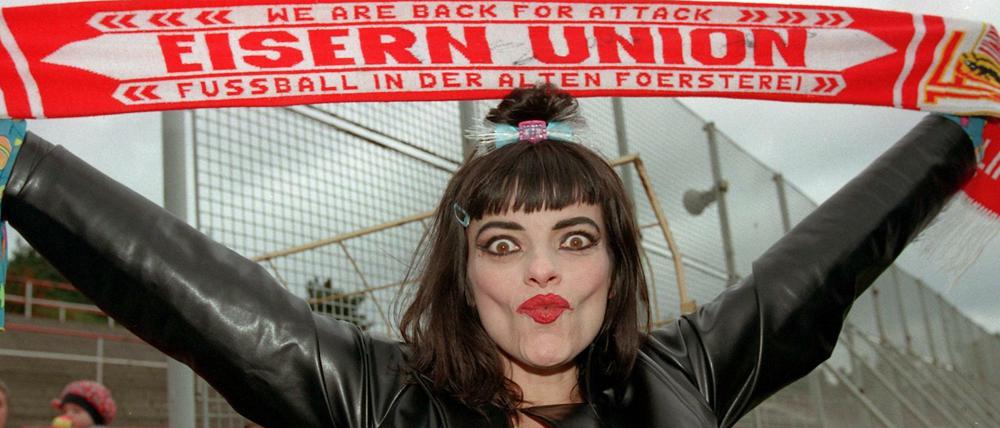 Nina Hagen singt die Hymne des 1. FC Union.