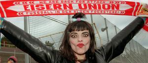 Nina Hagen singt die Hymne des 1. FC Union.