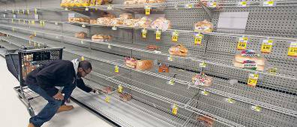 Angst vor dem Sturm. Amerikaner kaufen Supermärkte leer. 