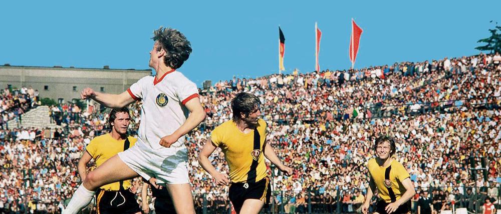 Andreas Bornschein (vorn, Lok Leipzig) gegen Hans Jürgen Dörner (Dresden) im FDGB-Pokalendspiel 1976/1977, DDR Pokalfinale.- 