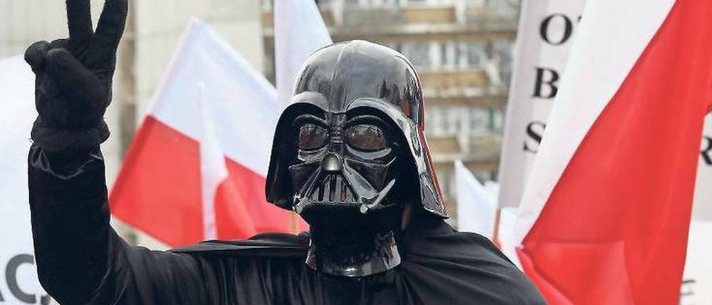 Neue Protestform. Das „Komitee für die Verteidigung der Demokratie“ organisiert sich via Facebook. Die alten Kämpfer der Solidarnosc marschieren mit.