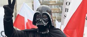 Neue Protestform. Das „Komitee für die Verteidigung der Demokratie“ organisiert sich via Facebook. Die alten Kämpfer der Solidarnosc marschieren mit.