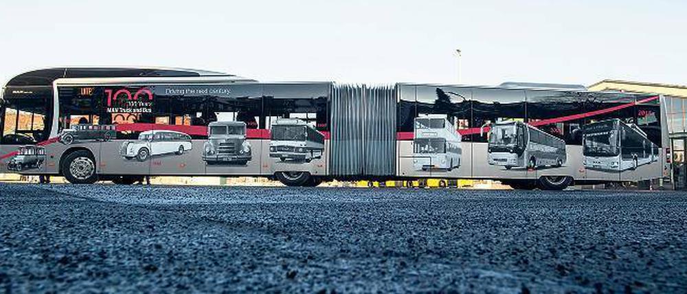 Hier zeigt sich der Bus von der Fahrerseite. Die fünf Türen befinden sich auf der anderen Seite. 