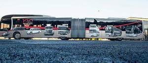 Hier zeigt sich der Bus von der Fahrerseite. Die fünf Türen befinden sich auf der anderen Seite. 