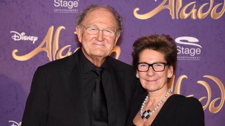 Joop van den Ende und seine Frau Janine kommen am 6.12.2015 in Hamburg bei der Premiere des Disney-Musicals "Aladdin"