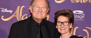 Joop van den Ende und seine Frau Janine kommen am 6.12.2015 in Hamburg bei der Premiere des Disney-Musicals "Aladdin"