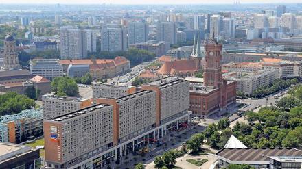 Der Ost-Block am Alex. Die Rathaus-Passagen gehören zum Ensemble aus Gebäuden, mit denen die Gegend zwischen dem Roten Rathaus und dem Alexander zu DDR-Zeiten ein neues Gesicht erhielt. Jetzt wird über eine weitere Umgestaltung diskutiert. 