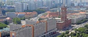 Der Ost-Block am Alex. Die Rathaus-Passagen gehören zum Ensemble aus Gebäuden, mit denen die Gegend zwischen dem Roten Rathaus und dem Alexander zu DDR-Zeiten ein neues Gesicht erhielt. Jetzt wird über eine weitere Umgestaltung diskutiert. 